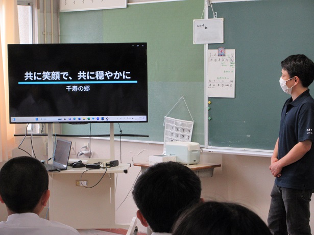 介護職を目指したきっかけを話す介護職員