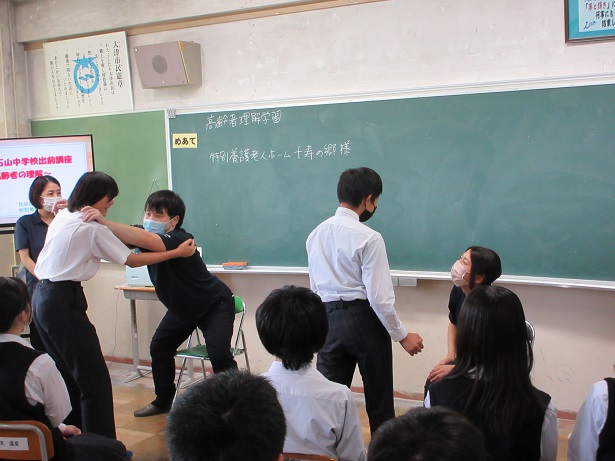 生徒たちが高齢者を介助する様子
