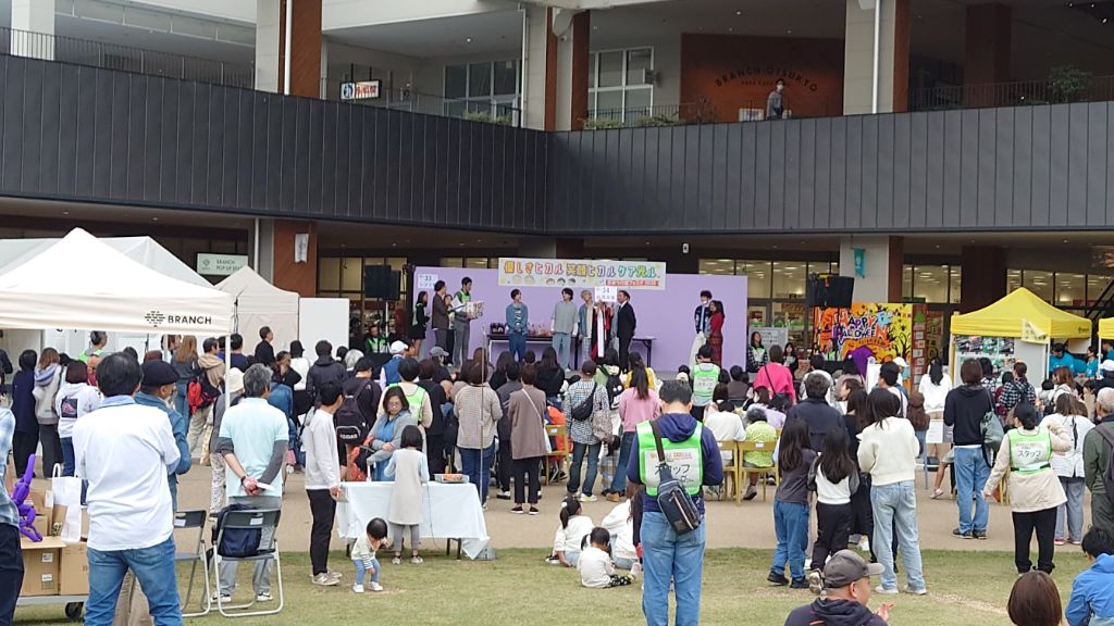 来場者でにぎわうおおつ介護フェスタ2025会場の様子