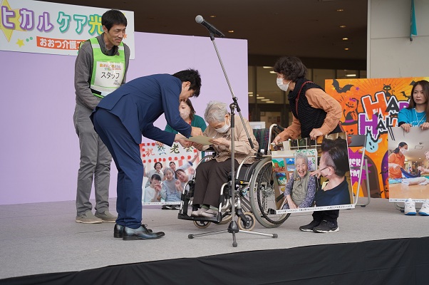 フォトコンテスト入賞に際し表彰を受ける利用者の様子