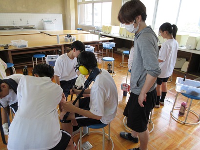 高齢者の疑似体験グッズ着用を確認する講師