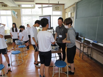 疑似体験を終えて講師と意見を交わす生徒