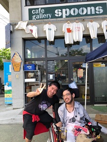 馬淵さん 入り口での記念撮影