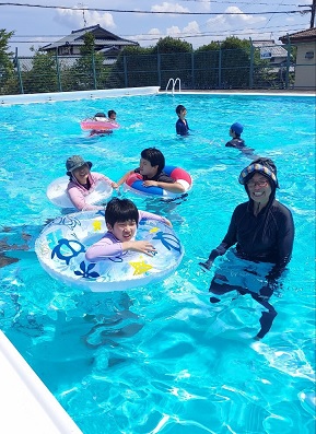 中野さん プールに入る写真