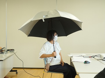 中野さん 日傘を持つ様子