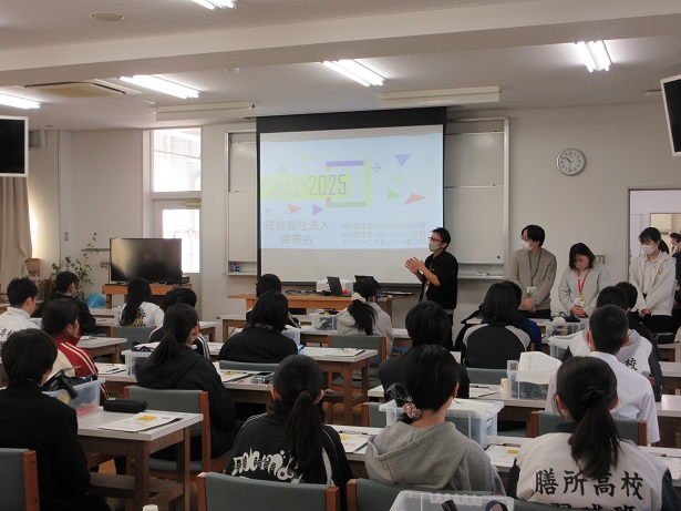 講師が生徒に講話する様子