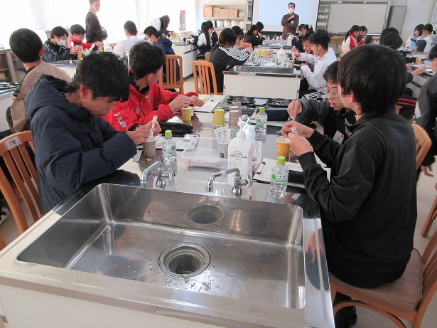 とろみ剤で水にとろみをつける生徒たち