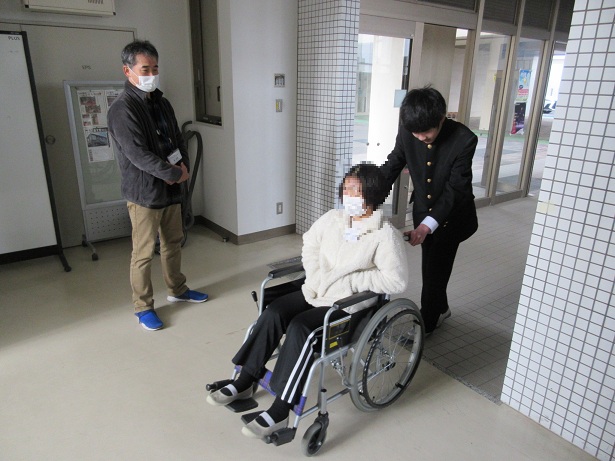 車椅子で後ろ向きに坂を下る様子
