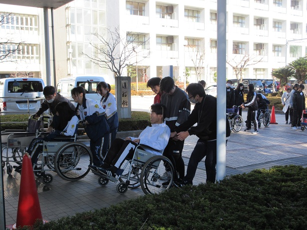 車椅子で段差を越える様子