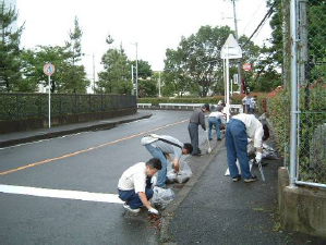 地域住民が清掃作業をしている様子