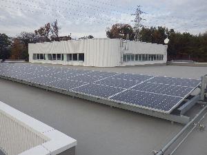 富士見市民温水プール屋上の太陽光発電装置