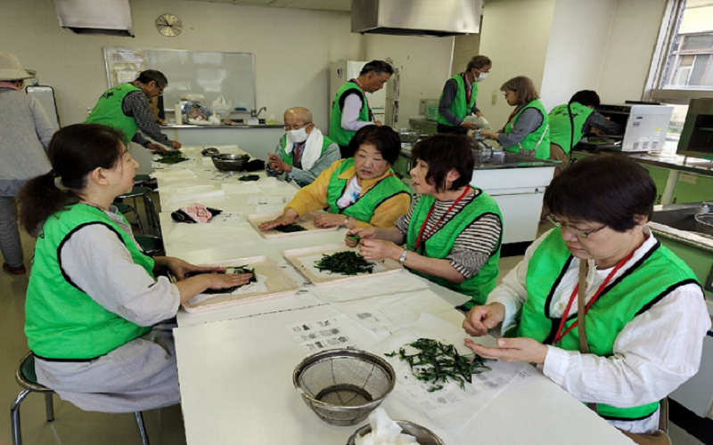 チャオ環境部会がお茶を揉んでいる様子