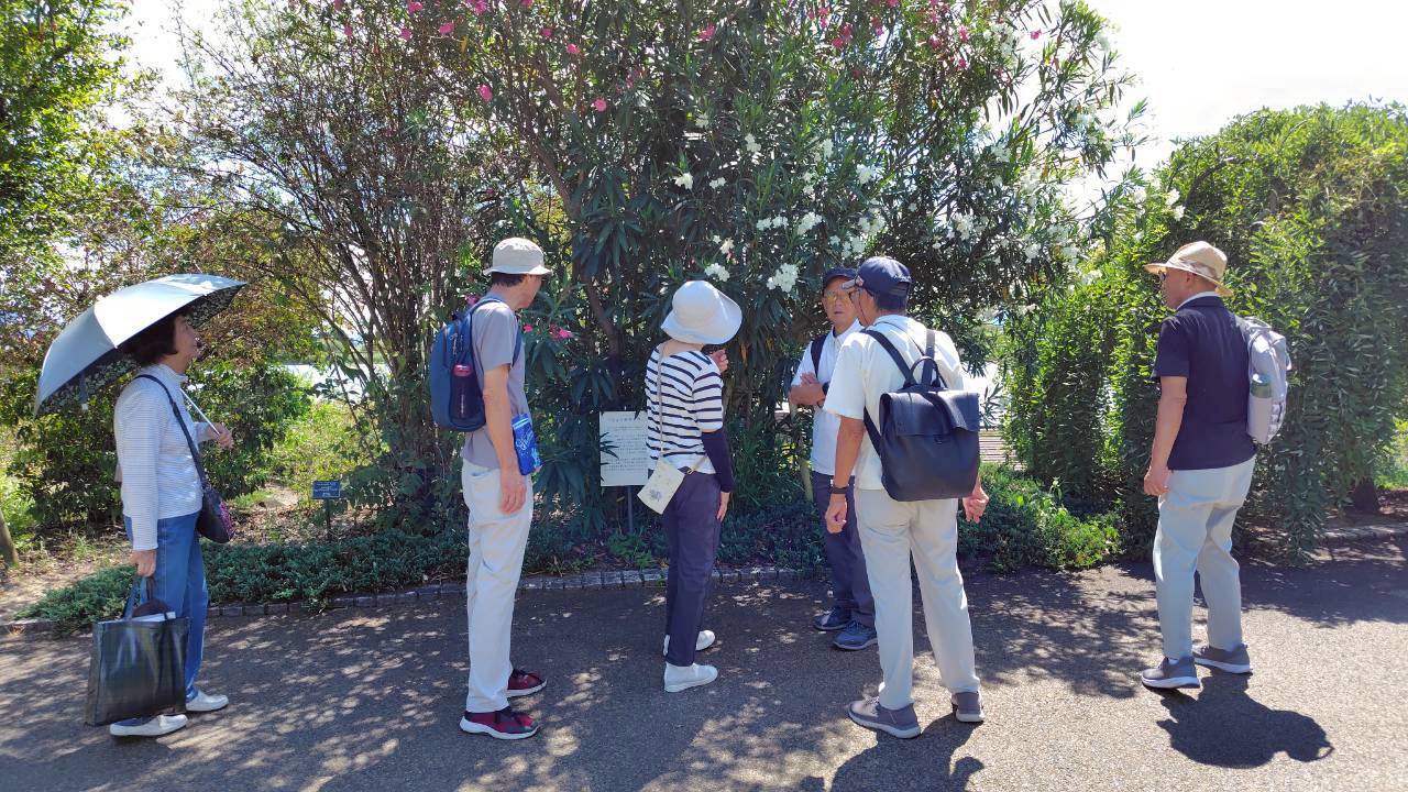 環境部会 部会研修  「水生植物公園」を見学する部会員