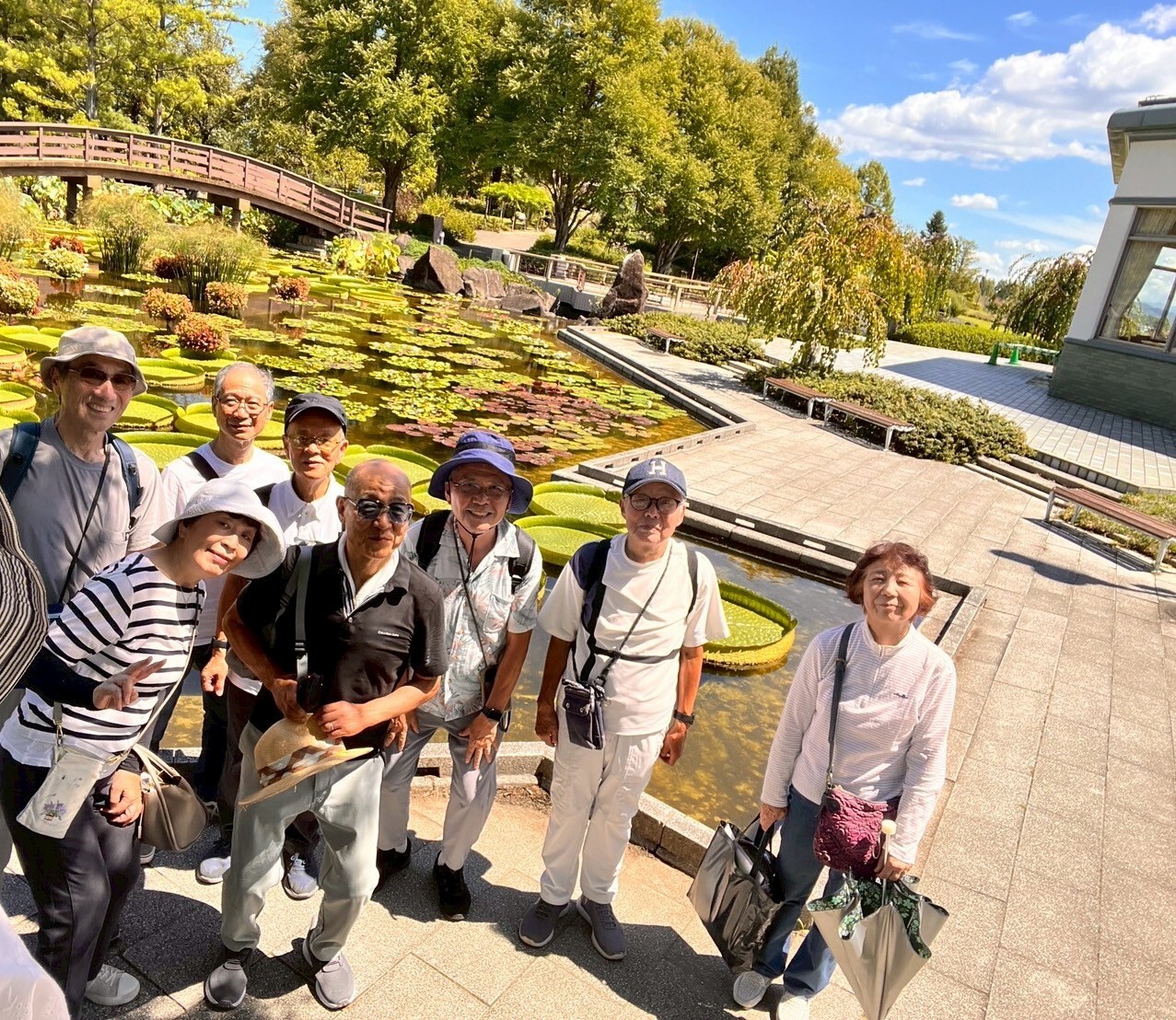 環境部会 部会研修  「水生植物公園」で記念撮影する部会員