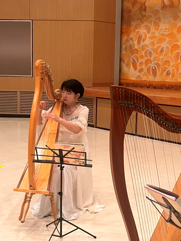 チャオ全体交流会のハープ演奏