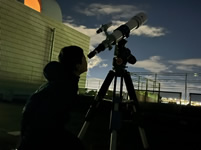 天体望遠鏡をのぞく様子
