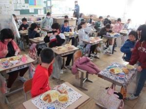 給食を食べる小学生の様子