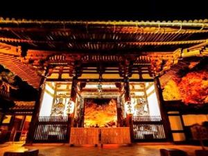 紅葉の石山寺のライトアップの様子