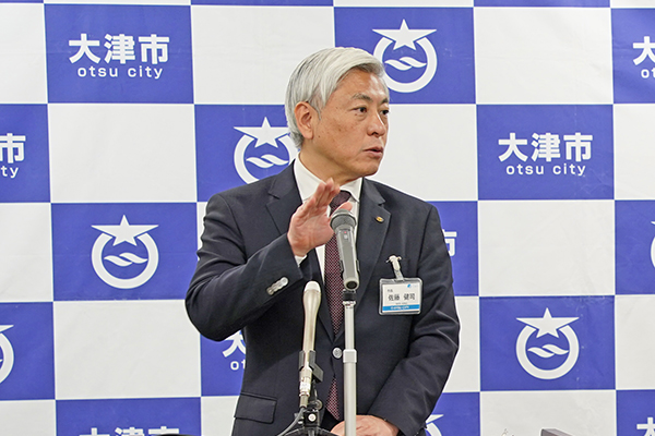 会見で説明する佐藤市長