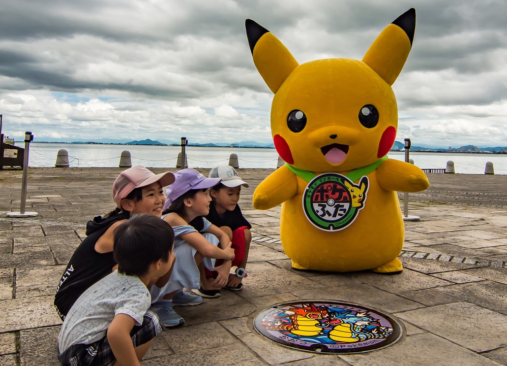 ポケモンマンホールに集まる子ども達