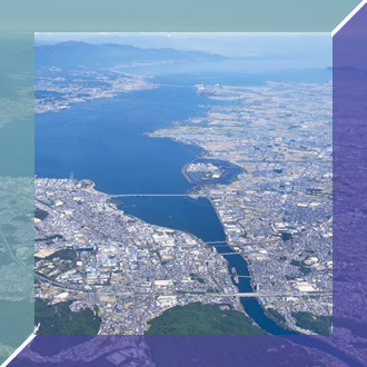 上空から見た琵琶湖と大津市街地の写真