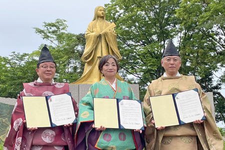 紫式部ゆかりのまちとして連携協定を結んだ宇治市長、越前市長と佐藤市長