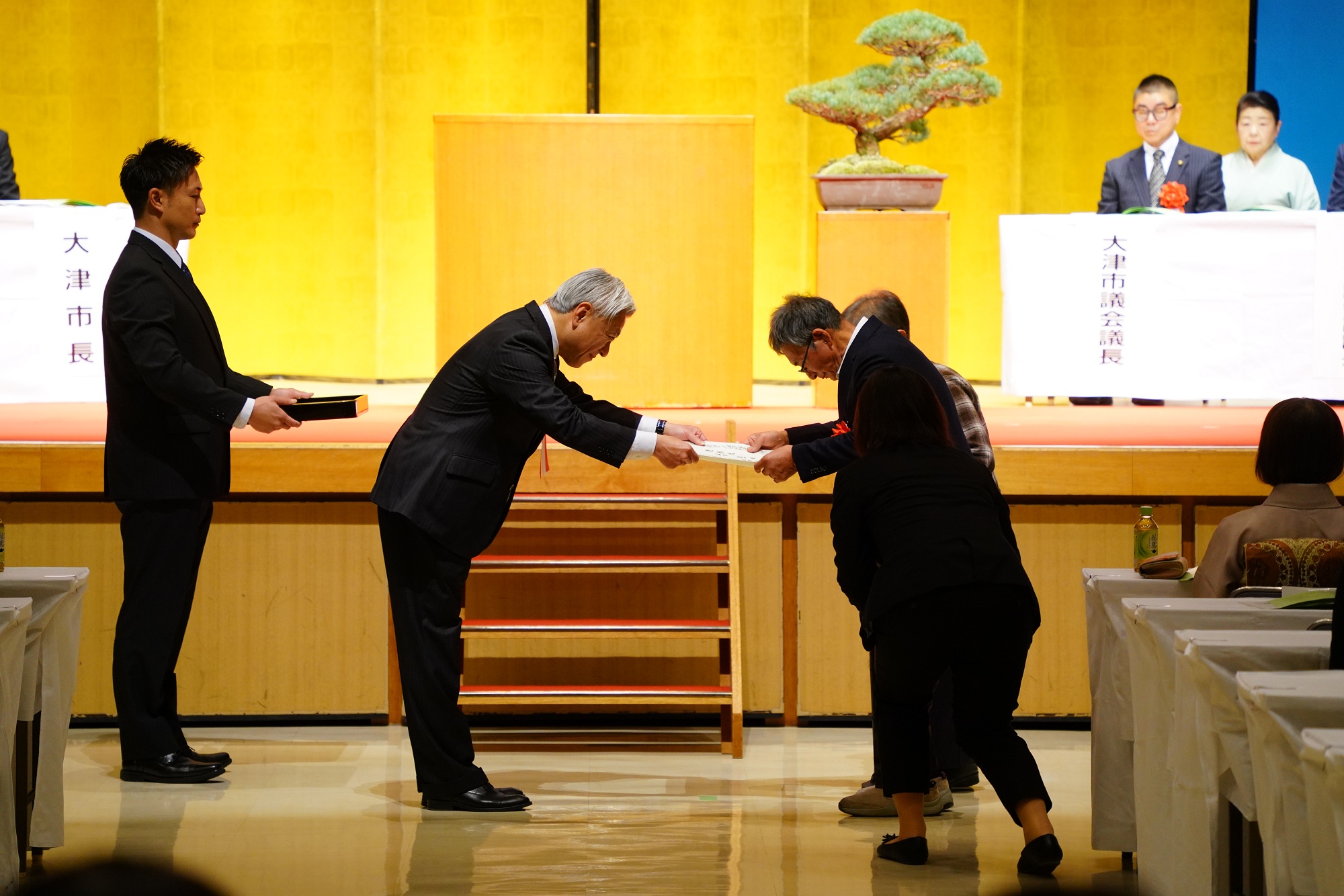 表彰状授与の様子