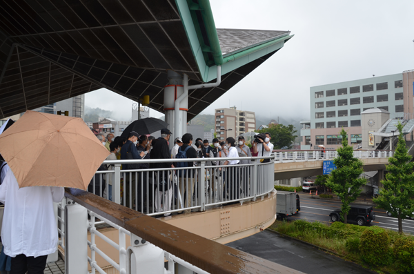 京阪びわ湖浜大津駅のスカイデッキで、学芸員が参加者に解説する様子