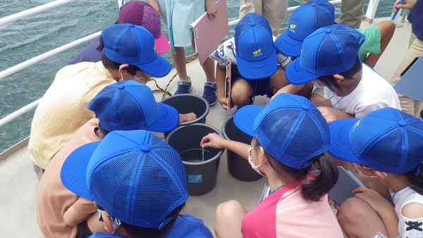 琵琶湖で表層水、深層水の温度を測定する様子