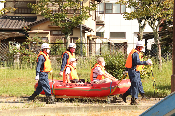 市民の方がボートに乗って救助される水害訓練の様子