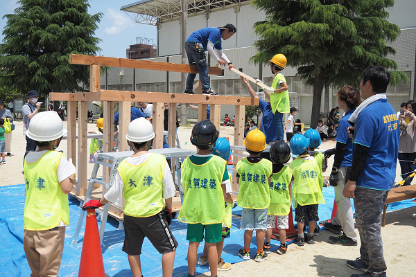 参加団体による、「家を建てる」体験をする子どもたちの様子