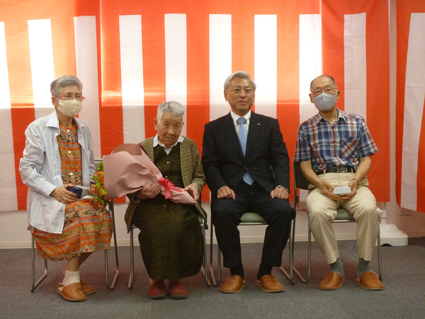 大津市内女性最高齢者の村治さんとご家族と市長との記念撮影の様子