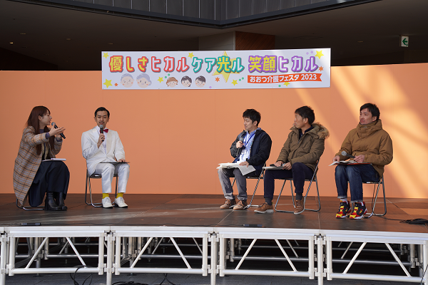ムーディ勝山さんと池田愛恵里さんと介護職員によるトークショーの様子