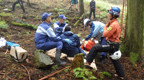 比叡山延暦寺の登山参拝者の滑落事案を想定した救出訓練の様子