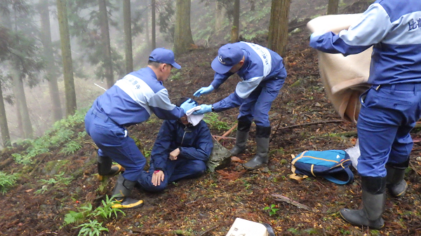 救出訓練　山で負傷した要救助者の頭部をタオルで止血する様子