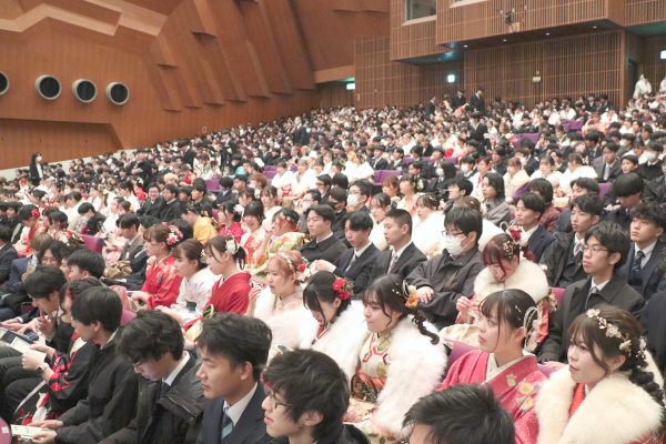 振袖、スーツに身を包んだ参加者が集まった会場の様子