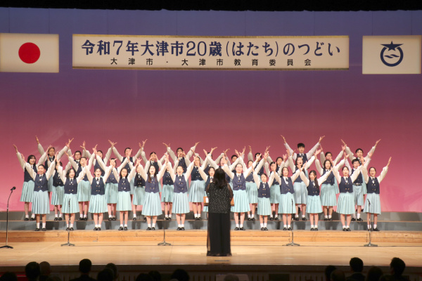 大津児童合唱団による合唱の様子