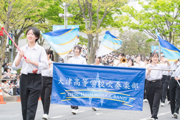 大津高等学校吹奏楽部パレードの様子