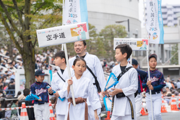 大津市開催競技PR隊（空手道、高等学校野球（硬式））のパレードの様子