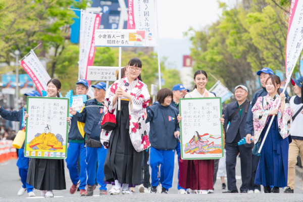 大津市開催競技PR隊（小倉百人一首競技かるた、スリースマイルゴルフ）のパレードの様子