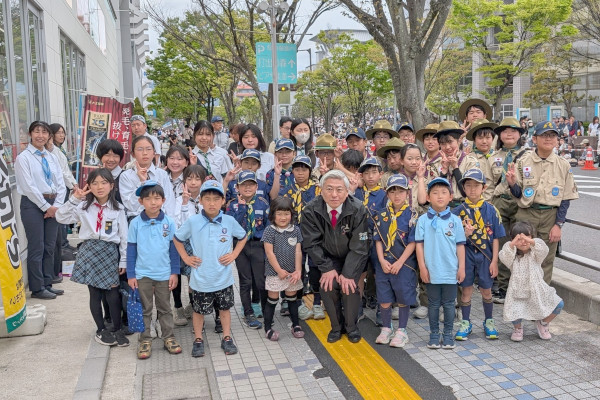 4月5日の炬火採火式に参加した日本ボーイスカウト滋賀連盟、日本ガールスカウト滋賀県連盟の皆さんと市長の様子
