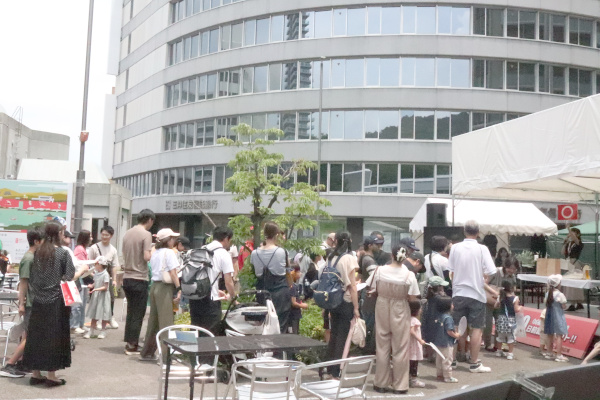 「わたSHIGA輝く国スポ・障スポ○×クイズ」に参加する市民の皆さんの様子