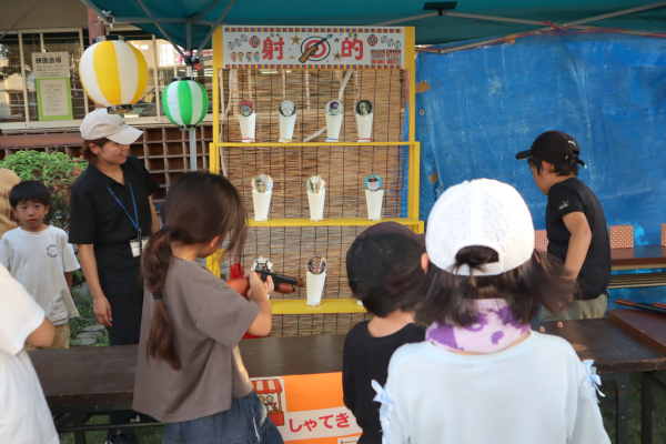 高学年の有志による射的を楽しむ子どもたちの様子