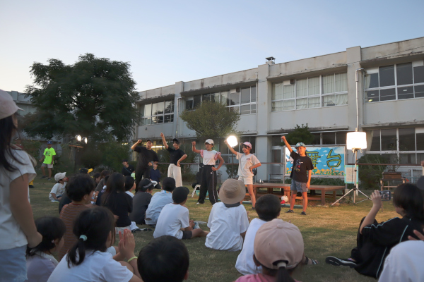 ステージ「夢舞台」でダンス（ぽぽぽぽポーズ）を披露する子どもたちの様子