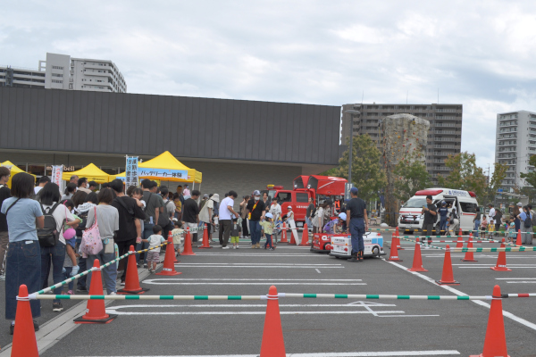 行列ができている「バッテリーカー体験」の様子