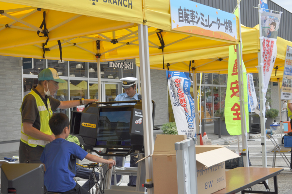 自転車シミュレーター体験の様子