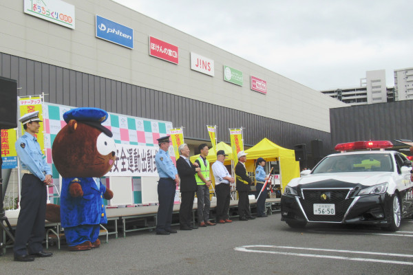 関係者に見守られ出動するパトカーの様子