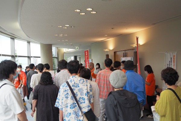 多くの来場者が集まる「オレンジリングフォーラムおおつ」ロビーの様子