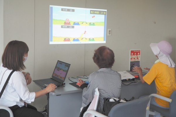 「UDe-スポーツ体験会」でゲームを楽しむ来場者の様子