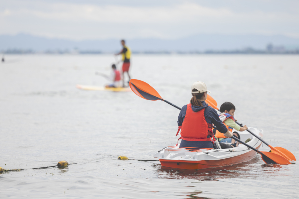 カヤックでびわ湖を進む親子の様子